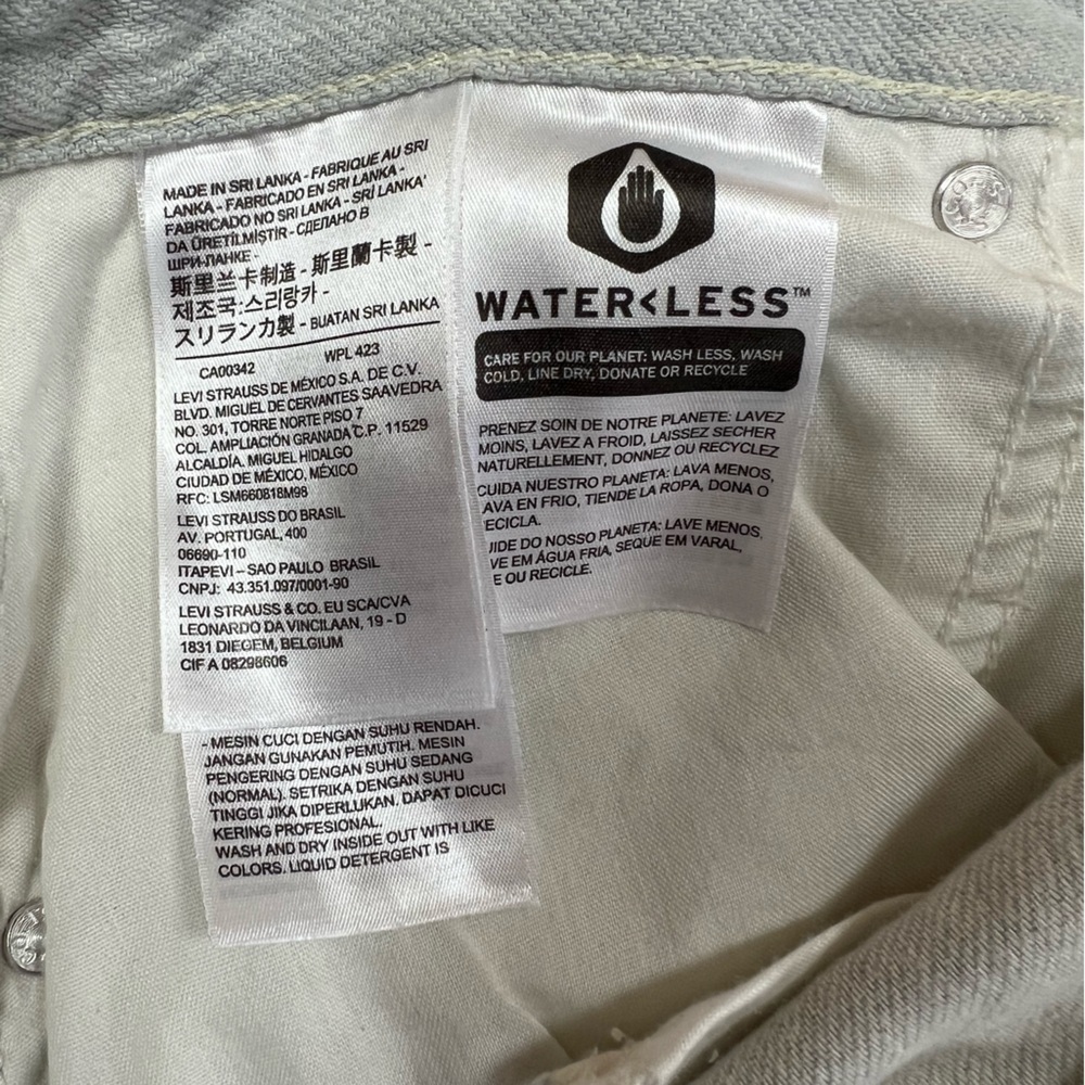 Levi’s NWT A-Line Mom Jean Shorts in Bleached Denim, size 31 - Picture 9 of 11